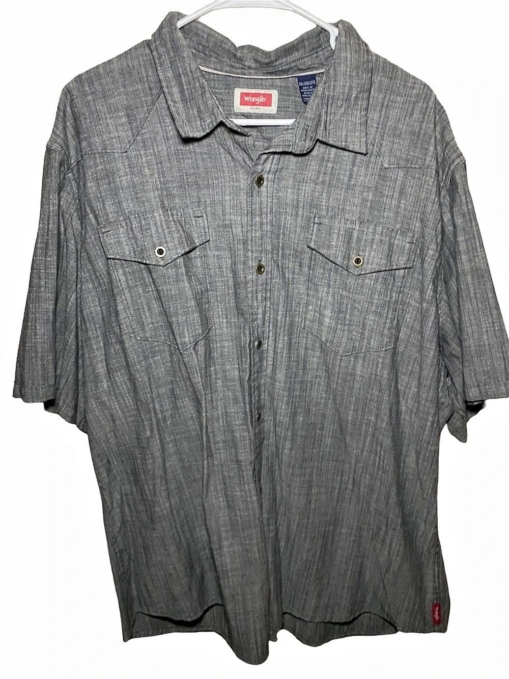 Wrangler Men's Short Sleeve Button Down in Gray Like New